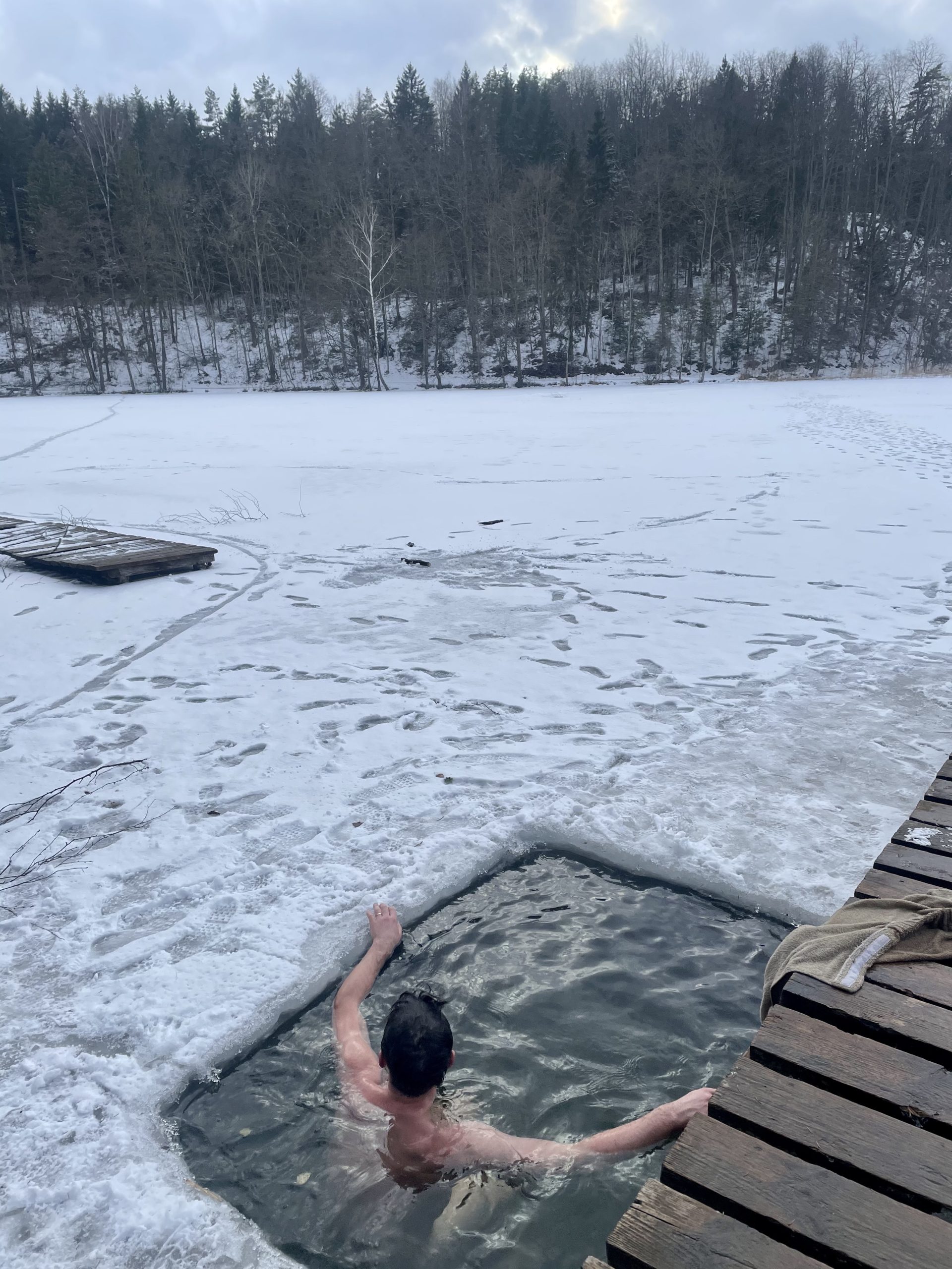 Ar reikia galvą panardinti kai maudomės po pirties eketėje arba po šaltu dušu?